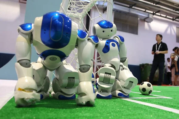 Roboty Hrát Fotbal Během World Robot Conference Wrc 2018 Pekingu — Stock fotografie