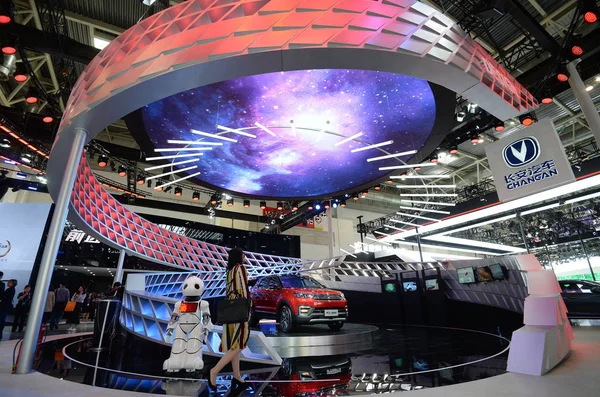 Pessoas Visitam Estande Changan Auto Durante 15Th Beijing International Automotive — Fotografia de Stock