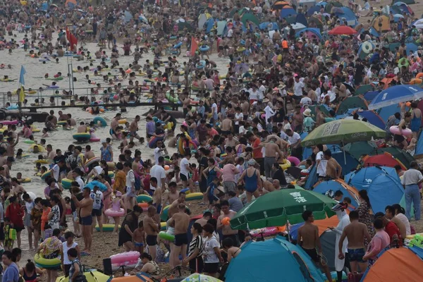 Πλήθη Των Παραθεριστών Συρρέουν Μια Παραλία Δροσιστείτε Μια Καυτή Ημέρα — Φωτογραφία Αρχείου