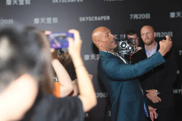 Attore Americano Dwayne Johnson Selfie Con Fan Mentre Arriva Sul — Foto Stock