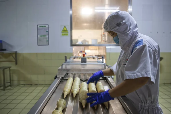 Lavoratore Produce Gelati Torcia Yili Sulla Catena Montaggio Una Fabbrica — Foto Stock