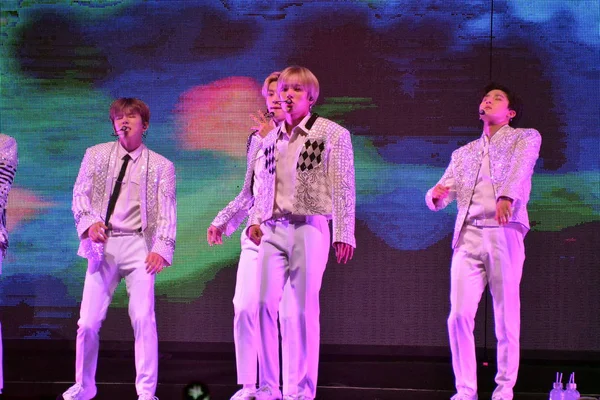 Mitglieder Der Südkoreanischen Boygroup Monsta Treten Während Der Monsta Welttournee — Stockfoto