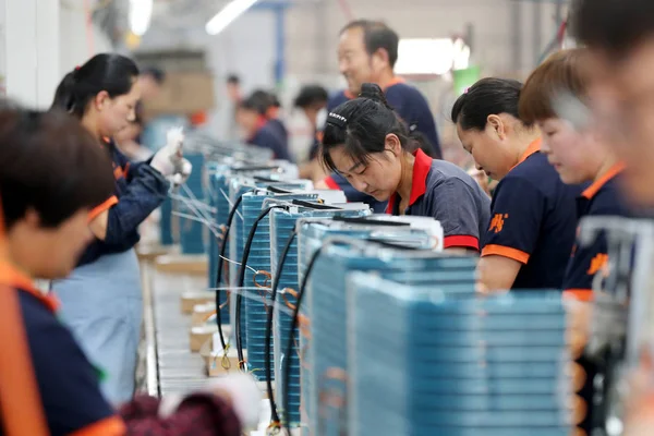 Trabajadores Chinos Fabrican Acondicionadores Aire Una Fábrica Ciudad Huaibei Provincia —  Fotos de Stock