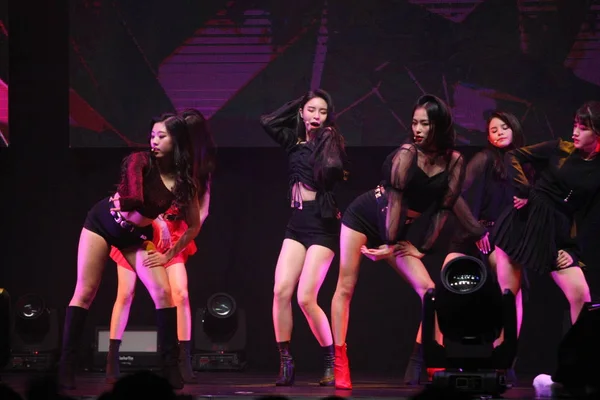 Miembros Del Grupo Chicas Surcoreanas Clc Actúan Durante Concierto Clc —  Fotos de Stock