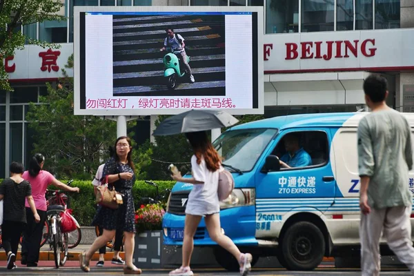 Pedestrians Walk Crossroad Big Screen Supported Face Recognition System Shows — Stock Photo, Image