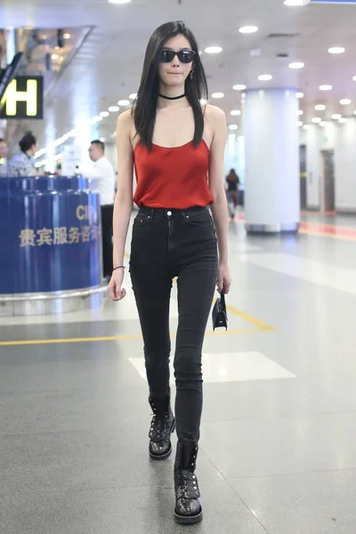 Chiński Model Mengyao Lepiej Znany Jako Ming Dresed Sexy Czerwony — Zdjęcie stockowe