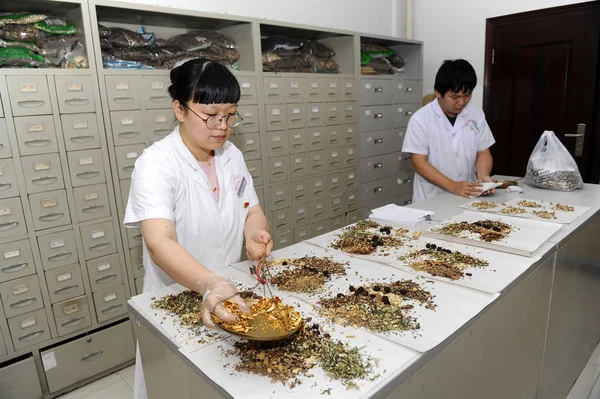 Čínští Farmaceutisty Vydávají Tradiční Čínskou Medicínu Lékárně Tcm Městě Yiwu — Stock fotografie