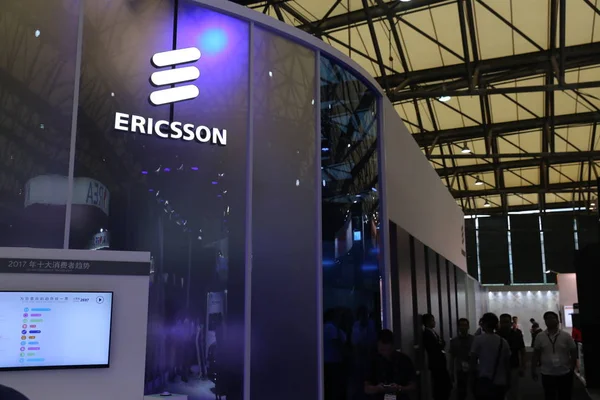 Menschen Besuchen Den Stand Des Schwedischen Telekommunikationsausrüsters Ericsson Während Des — Stockfoto