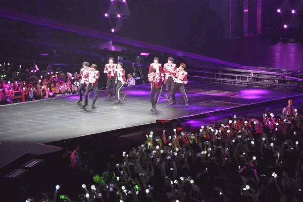 Miembros Del Grupo Chicos Surcoreanos Exo Actúan Durante Concierto Exo — Foto de Stock