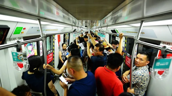 Los Pasajeros Toman Tren Subterráneo Línea Del Metro Rociando Nano — Foto de Stock