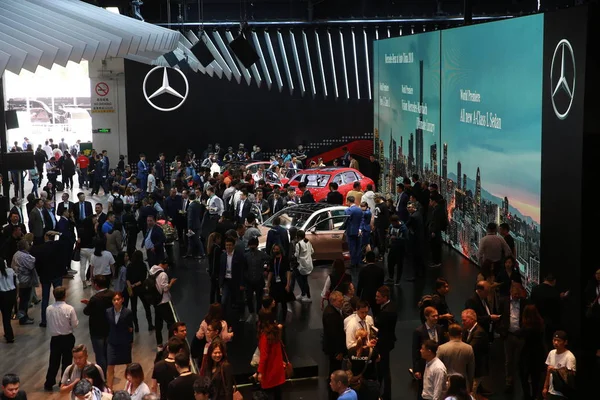 Pessoas Visitam Estande Mercedes Benz Daimler Durante Exposição Automotiva Internacional — Fotografia de Stock