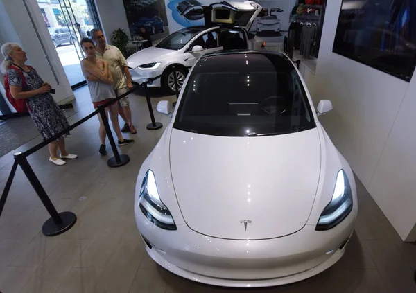 Auto Elettrica Tesla Model Mostra Negozio Concessionarie Tesla Nella Città — Foto Stock