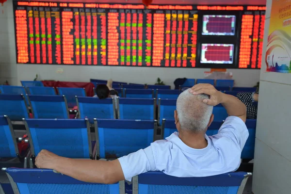 2018年7月6日 中国东部安徽省阜阳市一家股票经纪公司的股价 价格上涨为红色 价格下跌为绿色 — 图库照片
