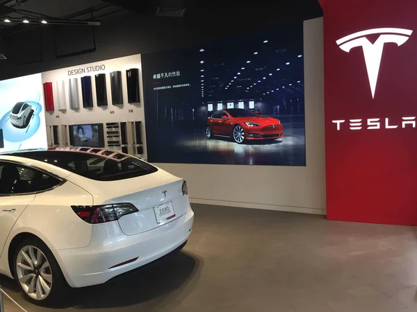 Veicolo Elettrico Tesla Vendita Negozio Distribuzione Tesla Nella Città Wuhan — Foto Stock