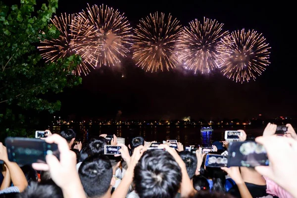 Los Turistas Ven Fuegos Artificiales Estallar Cielo Sobre Río Xiangjiang — Foto de Stock