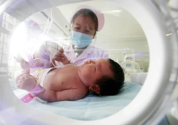 Μια Κινέζα Νοσοκόμα Φροντίζει Ένα Νεογέννητο Βρέφος Ένα Νοσοκομείο Στην — Φωτογραφία Αρχείου