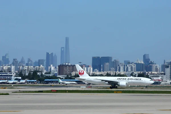 Реактивный Самолет Japan Airlines Фото Шанхайском Аэропорту Хунцяо Шанхае Китай — стоковое фото