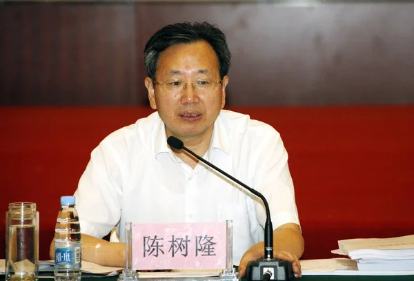 2016年8月13日 中国東部の安寧省華北市で開かれた会議で 当時の安寧省副知事の陳シュロン氏が講演する — ストック写真