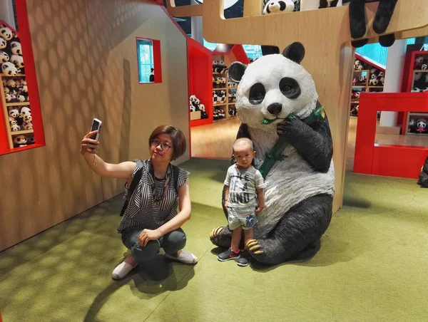 Clientes Escolhem Lembranças Giant Panda House Shop Beijing Zoo Beijing — Fotografia de Stock