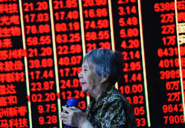 Een Chinese Investeerder Wandelingen Verleden Een Scherm Weergeven Van Prijzen — Stockfoto