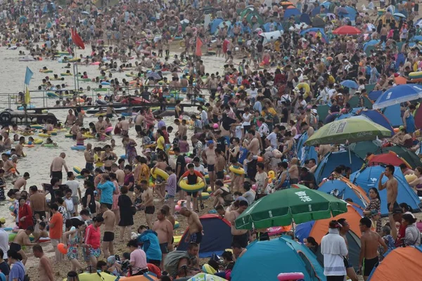 Crowds Holidaymakers Flock Beach Resort Cool Scorching Day Dalian City — Stock Photo, Image