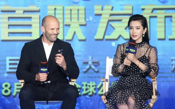 Ngiliz Aktör Jason Statham Sol Çinli Oyuncu Bingbing Yeni Filmi — Stok fotoğraf