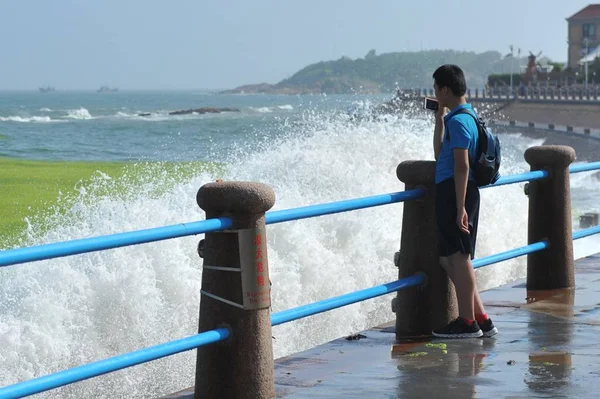 Tourist Takes Photos Waves Tidal Bore Caused Typhoon Maria Eighth — Stock Photo, Image