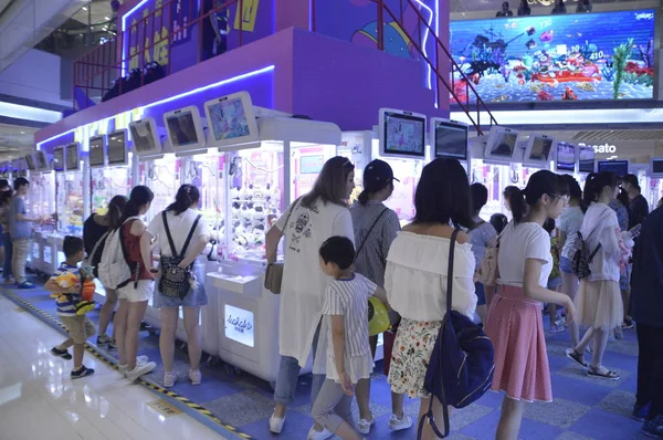 Гравці Захопити Ляльки Звичайних Ляльки Захоплення Машини Торговому Центрі Шанхаї — стокове фото