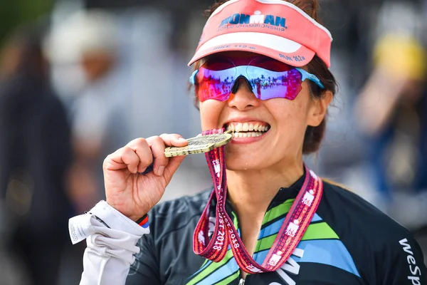 Amatör Triathlet Christina Macau Poserar Med Sin Efterbehandlare Medalj Efter — Stockfoto