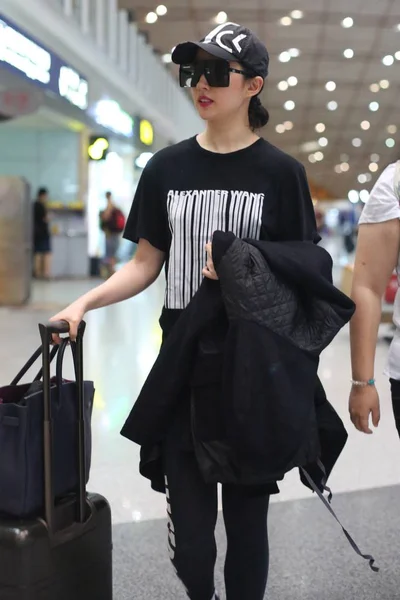 Chinese Actrice Liu Yifei Arriveert Bij Beijing Capital International Airport — Stockfoto