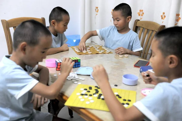 歳四つ子が 2018 日山東省済南市でゲームをプレイします — ストック写真
