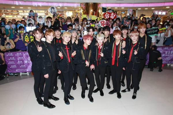 Члены Южнокорейской Мальчиковой Группы Seventeen Стилизованной Seventeen Svt Приняли Участие — стоковое фото