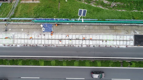 Trabajadores Chinos Desmantelan Los Paneles Solares Primera Autopista Fotovoltaica Del —  Fotos de Stock