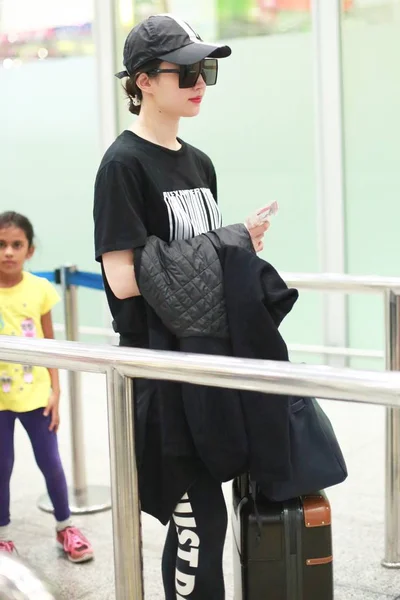 Chinese Actrice Liu Yifei Arriveert Bij Beijing Capital International Airport — Stockfoto