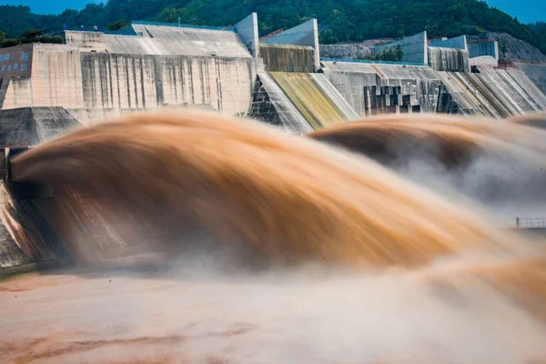 Água Jorra Barragem Xiaolangdi Durante Uma Operação Lavagem Lodo Para — Fotografia de Stock