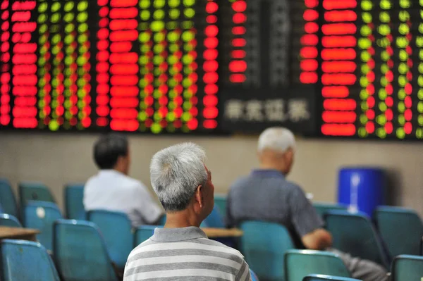 7月3日 中国东部江苏省南京市一家股票经纪公司的股价 价格上涨为红色 价格下跌为绿色 年7月3日 — 图库照片