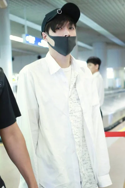 中国歌手兼演员张宜兴 俗称韩中男孩集团 Exo 于2018年8月8日抵达中国北京首都国际机场 — 图库照片