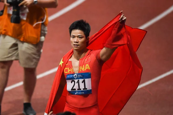 Bingtian China Posiert Mit Der Chinesischen Nationalflagge Zum Feiern Nachdem — Stockfoto