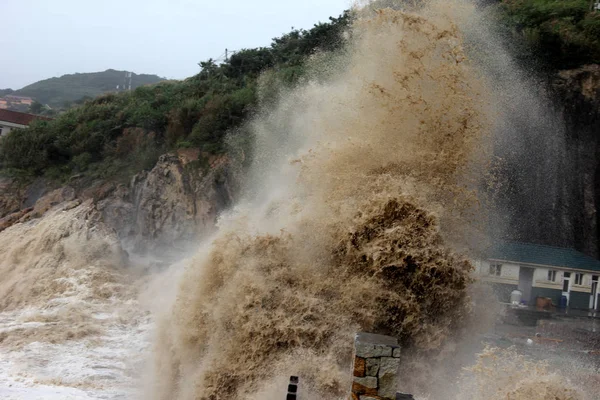 Hullámok Egy Árapály Viselte Okozta Typhoon Maria Túlfeszültség Múlt Akadályt — Stock Fotó