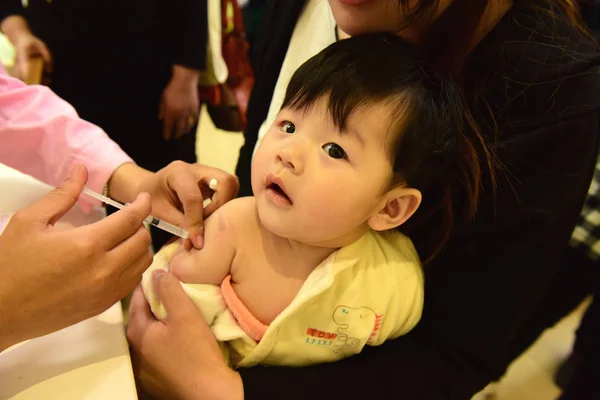 File Chinese Medical Worker Vaccinates Young Kid Disease Control Prevention — стоковое фото