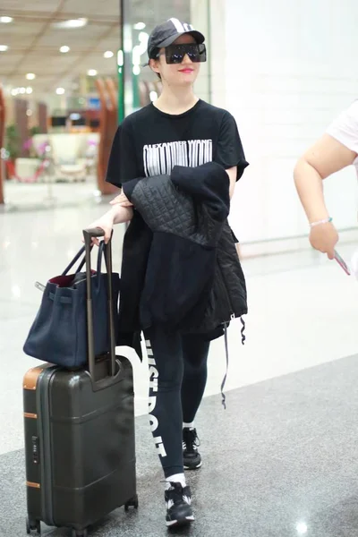 Kinesisk Skådespelerska Liu Yifei Anländer Beijing Capital International Airport Beijing — Stockfoto