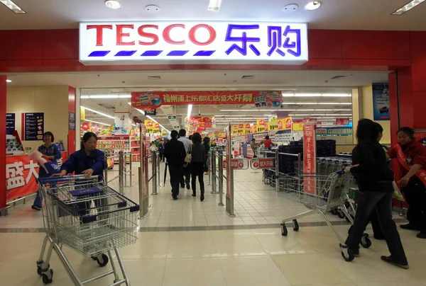 Clientes Entram Centro Comercial Tesco Lifespace Cidade Fuzhou Sudeste Província — Fotografia de Stock