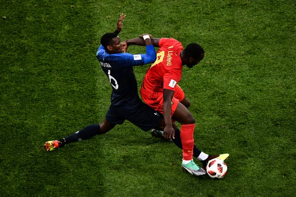 Paul Pogba Francia Izquierda Desafía Romelu Lukaku Bélgica Partido Semifinales — Foto de Stock
