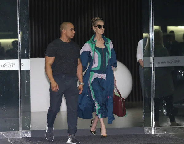 Taiwan Out Canadian Singer Celine Dion Right Arrives Taipei Songshan — Stock Photo, Image