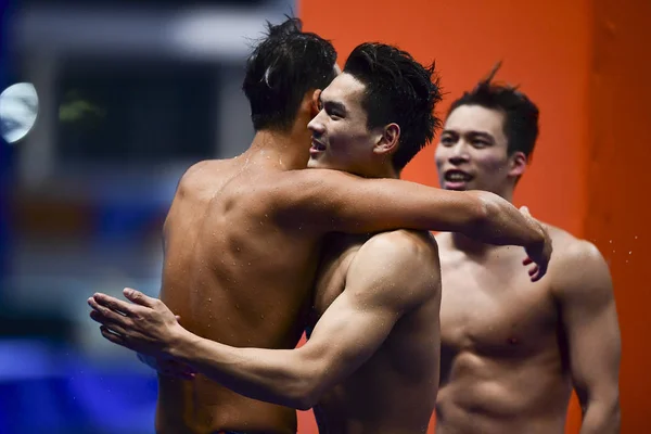 Κινέζοι Κολυμβητές Γιορτάζουν Μετά Νίκη Του Ανδρών 4X100 Ζέμποτ Ρελέ — Φωτογραφία Αρχείου