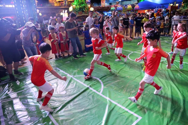Niños China Rusia Juegan Fútbol Campamento Verano Ciudad Hangzhou Provincia —  Fotos de Stock