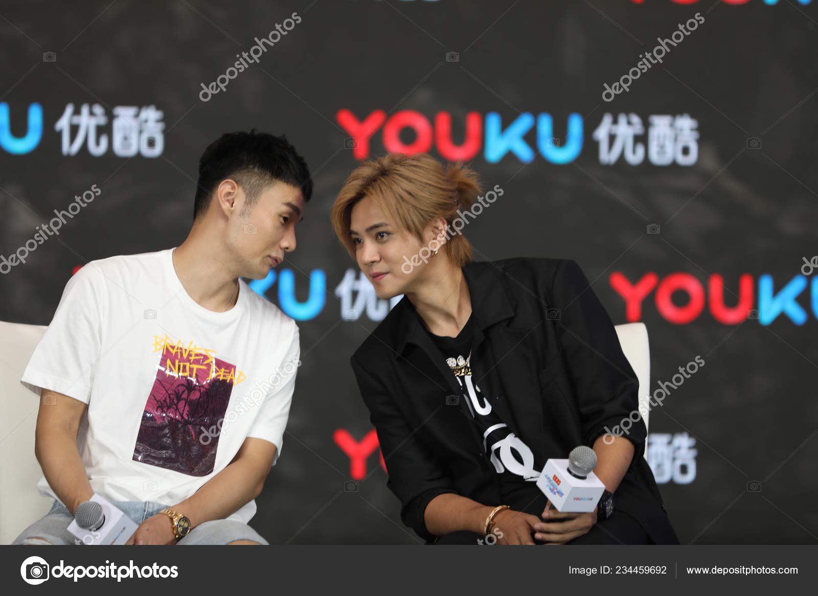 Chinese Singer Songwriter Ronghao Left Taiwanese Actor Singer Show