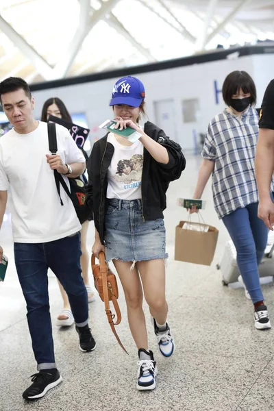 Ταϊβανικό Τραγουδιστή Jolin Tsai Φτάνει Στο Shanghai Pudong Διεθνές Αεροδρόμιο — Φωτογραφία Αρχείου
