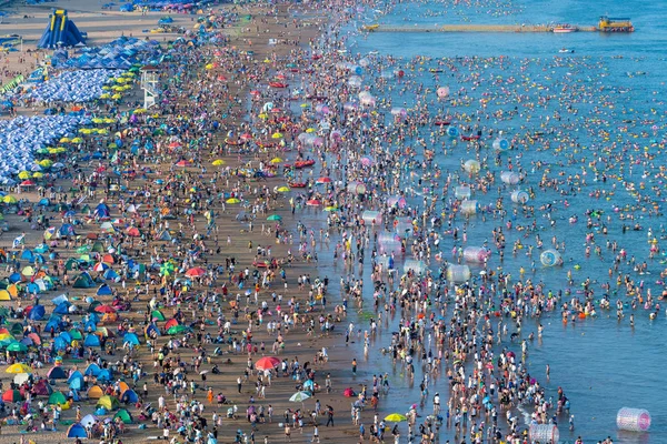 Holidaymakers Crowd Beach Resort Cool Scorching Day Qingdao City Northeast — Stockfoto