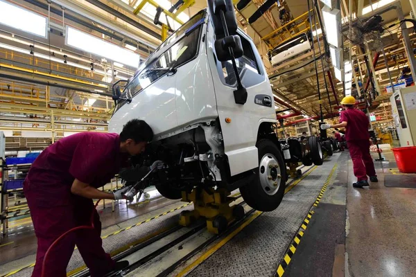 Čínští Pracující Montáž Automobilů Montážní Lince Továrně Auto Jac Motors — Stock fotografie